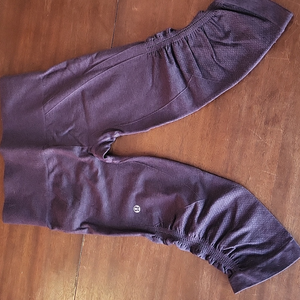 Lululemon plum size 4 capri